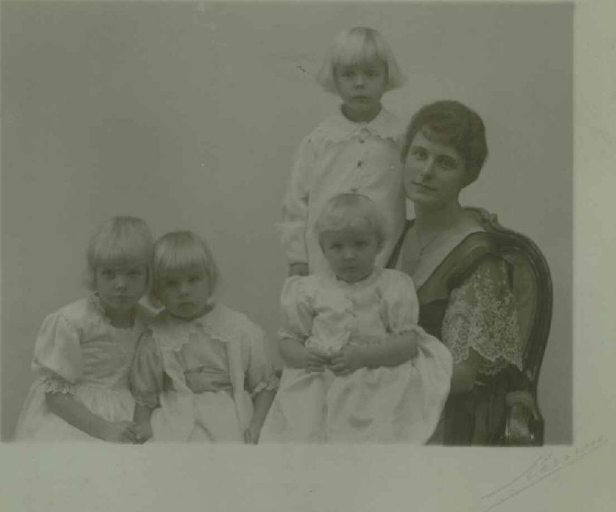 Familjefoto fr�n v�nster Ylli, Macke, Hans och Lillan